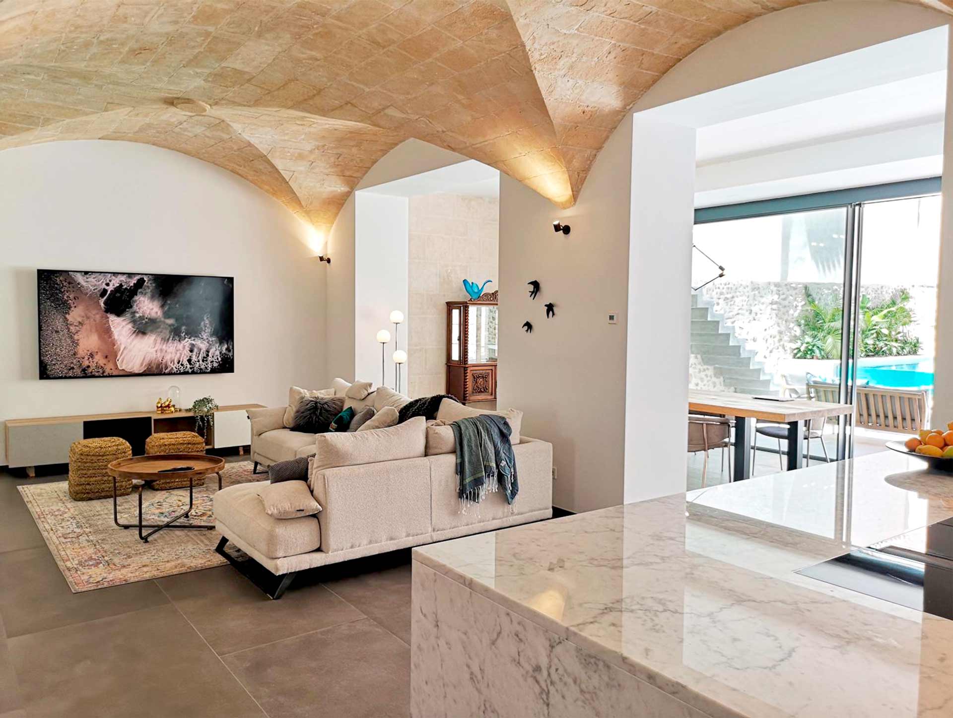 Salón de molino mallorquín restaurado por Arquitectura Assumpció Carrió en Mallorca