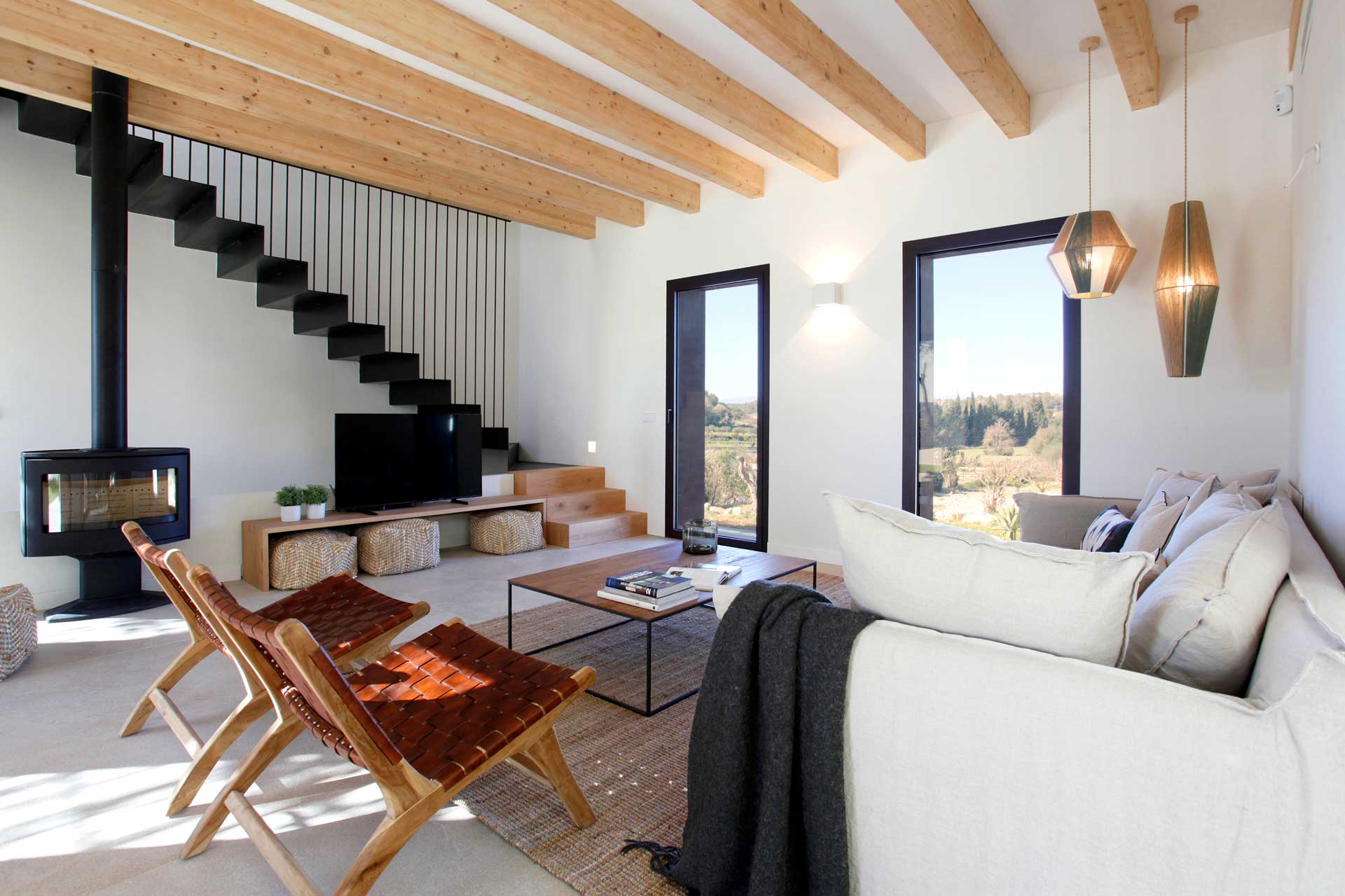 Casa rústica con arquitectura interiorismo sostenible de Assumpció Carrió